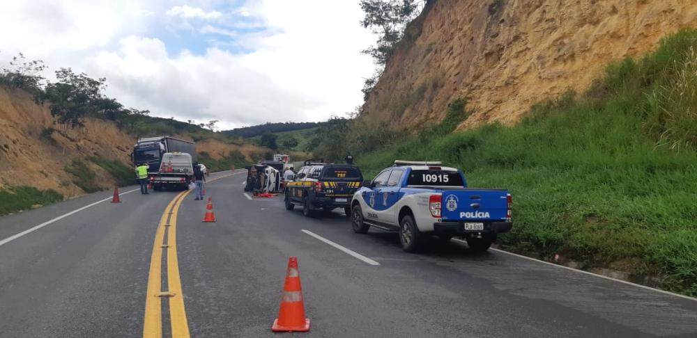 Região: acidente entre dois carros deixa quatro mortos e um ferido