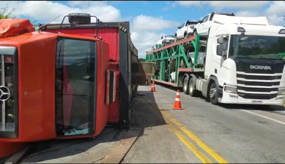 Região: Carreta com carga viva é saqueada após tombar na BR-116