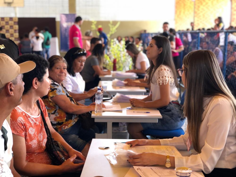 Caetité: Famílias assinam contratos para o recebimento das 300 casas do "Minha Casa, Minha Vida"