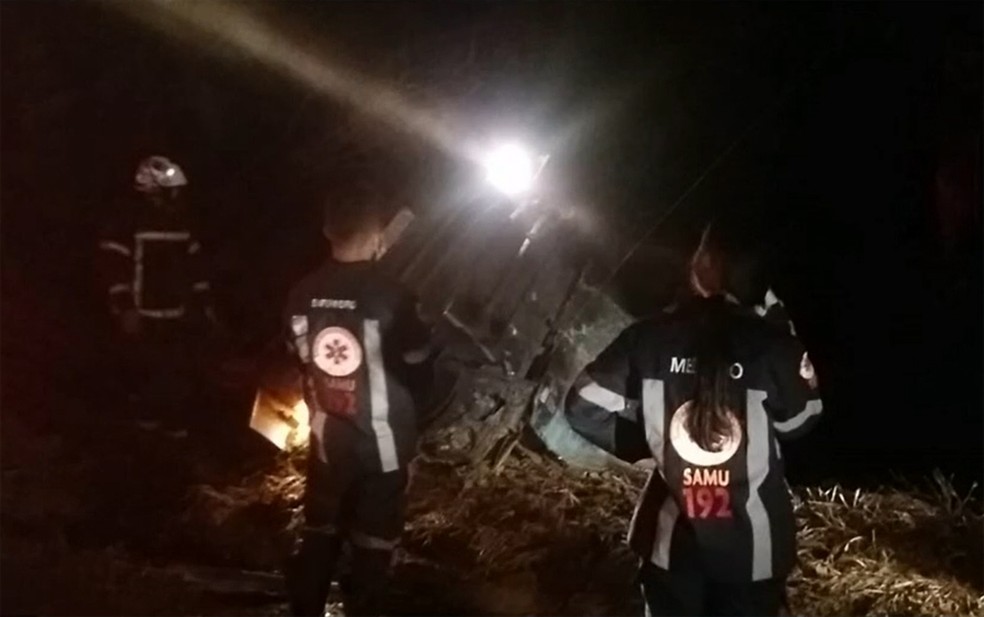 Caminhoneiro morre após carreta tombar em rodovia do oeste da Bahia 