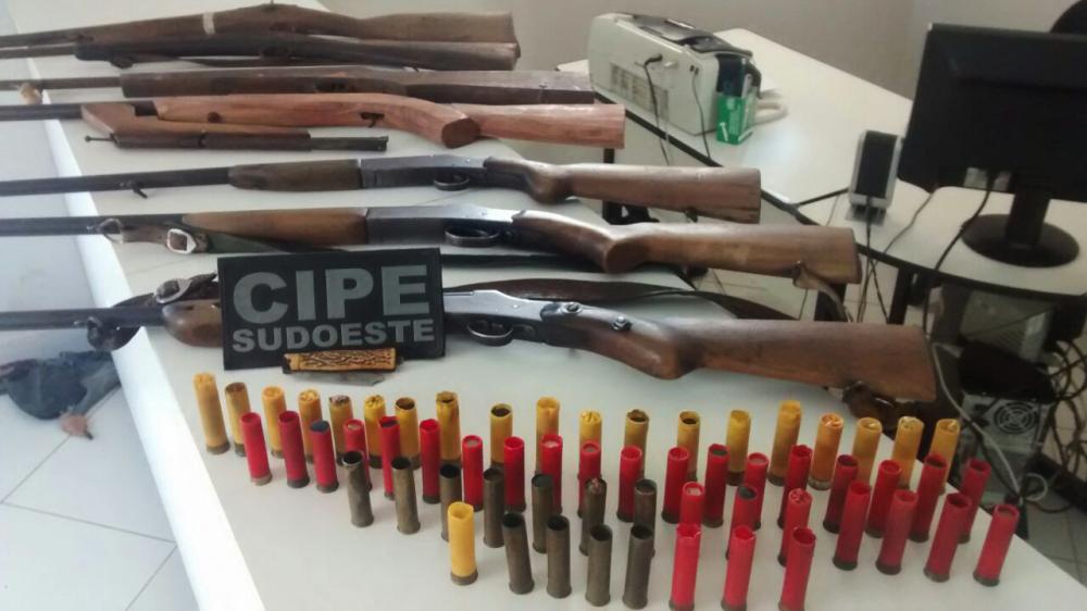 Caçador é preso por posse ilegal de armas de fogo e munições na zona rural de Candiba
