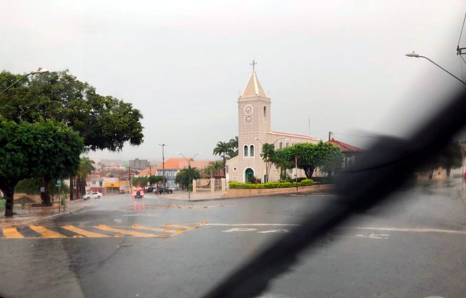 Caetité amanhece debaixo de fortes chuvas que poderão ir até o domingo (24)