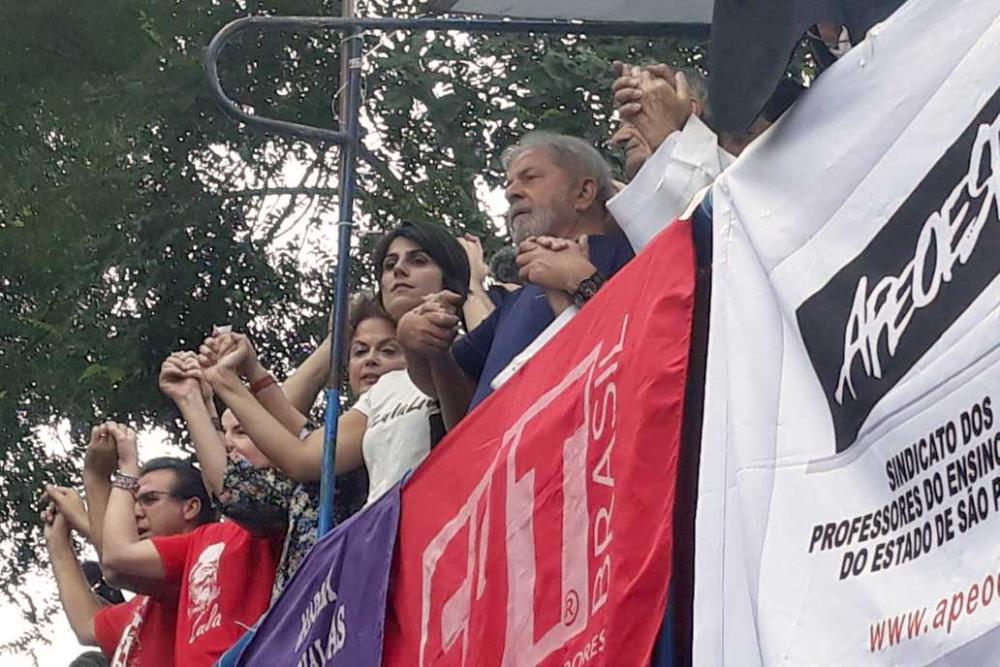 Em discurso, Lula confirma que se entregará a Polícia Federal