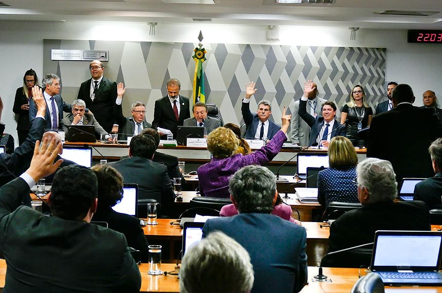 Reforma trabalhista passa na CCJ e segue para o Plenário