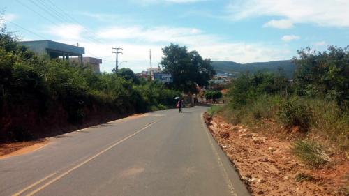 Moradores se arriscam durante travessia na BR-430 em Caetité 