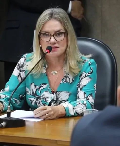 Ivana Bastos critica apoio de ACM Neto a Flávio Bolsonaro