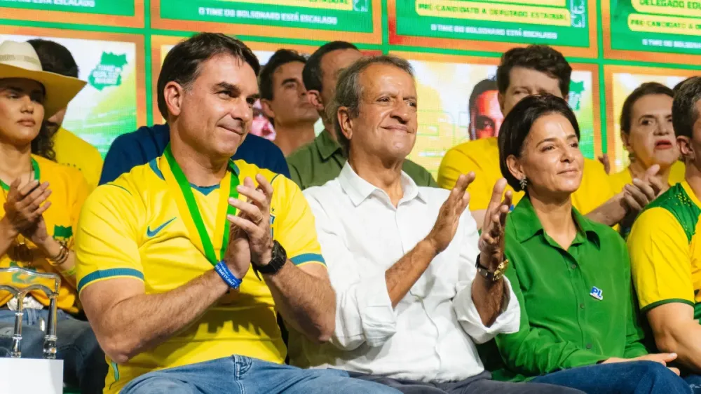 Com Milei e vídeo de Michelle, mas sem vice e alianças, Flávio Bolsonaro formaliza candidatura