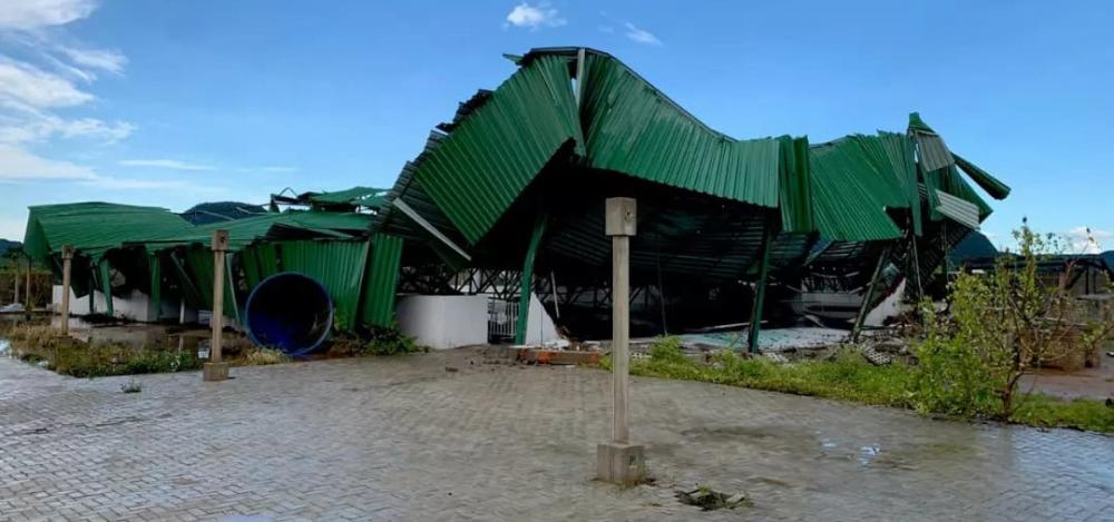 Parte da estrutura de colégio municipal da cidade de Matina desmorona