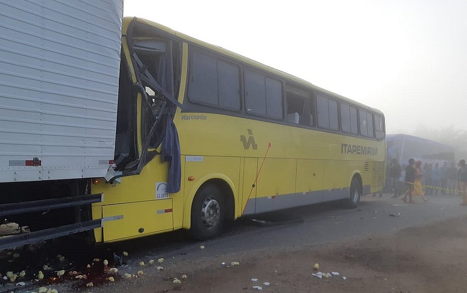 Bahia: Batida entre ônibus e caminhão deixa morto e feridos na BR-101
