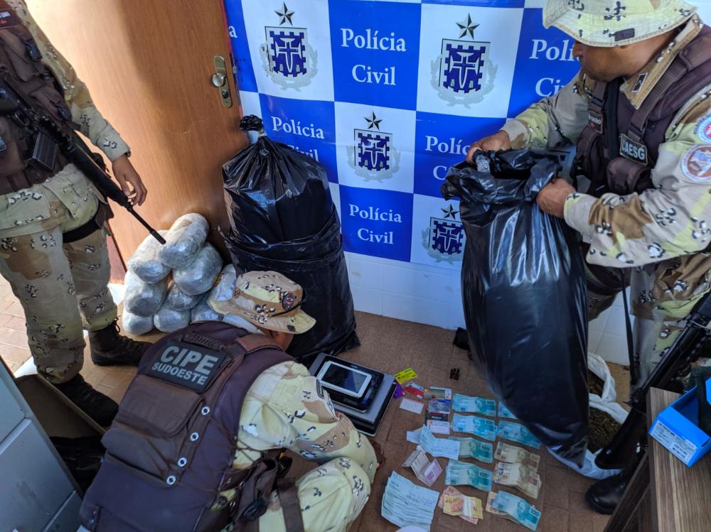 Homem é preso com armas e drogas em Barra da Estiva 