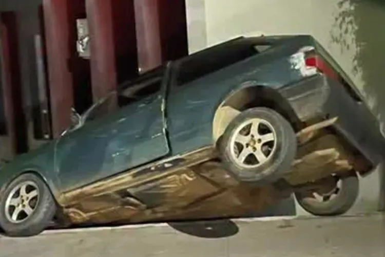 Acidente inusitado deixa carro pendurado ao lado da Prefeitura de Igaporã