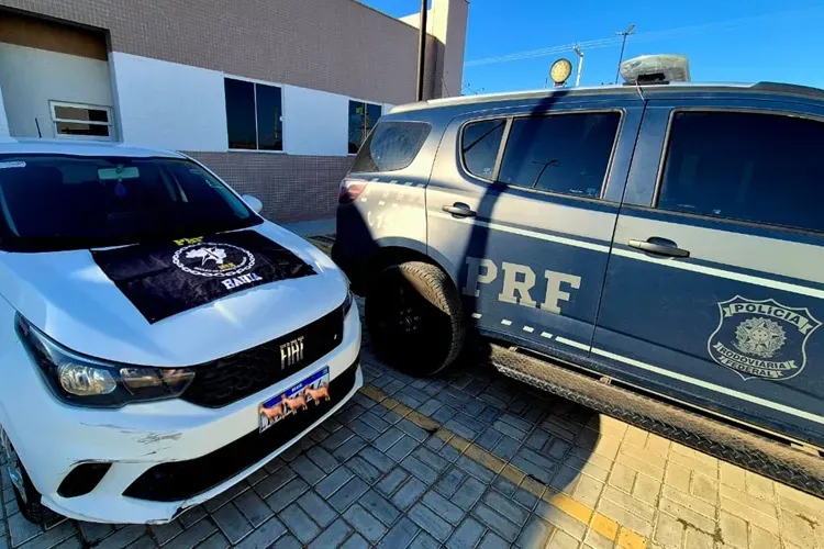 PRF recupera carro com registro de furto e prende motorista em Aracatu