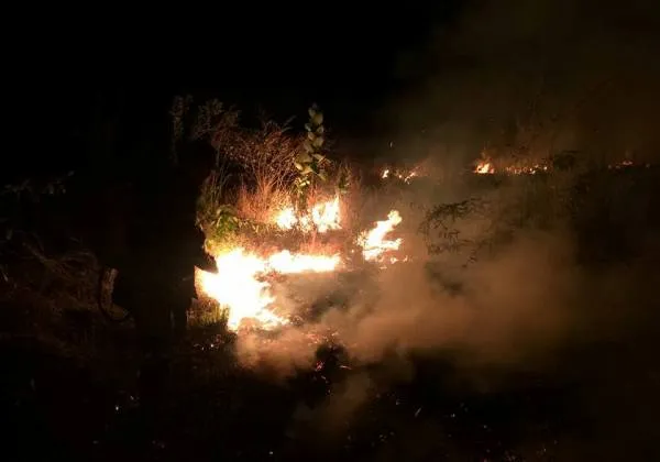 Incêndio de grandes proporções destrói galpão de recicláveis em Luís Eduardo Magalhães