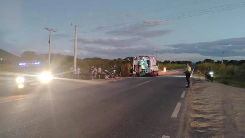 Batida entre carro e moto fere dois na BR-122, em Guanambi