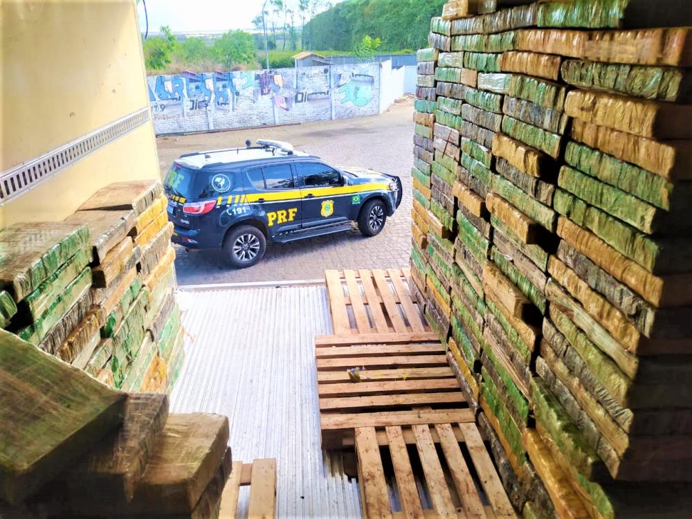 Região: Mais de 2 toneladas de maconha são apreendidas em fundo falso de caminhão frigorífico