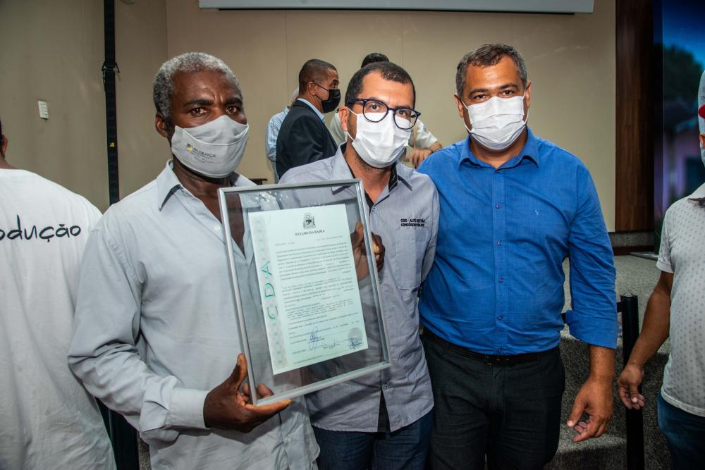 Comunidade Rural atendida pelo Programa de Regularização Fundiária do Consórcio Público do Alto Sertão recebe título de Terra e Concessão de Direito Real de Uso