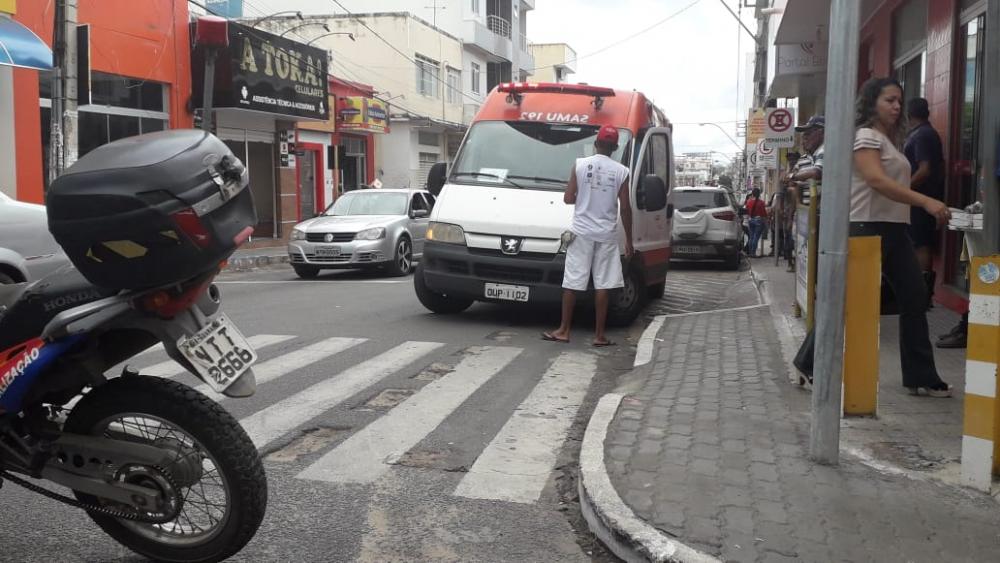 Mulher é atropelada ao passar por faixa de pedestres no centro de Guanambi 