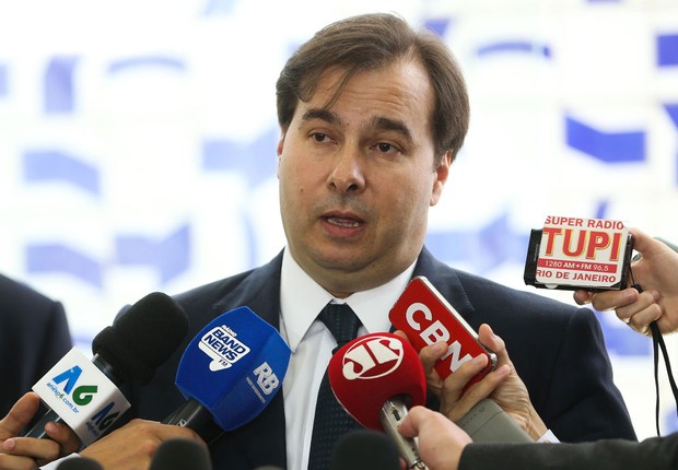 Maia sinaliza a Temer melhora no ambiente da Câmara para discutir reforma da Previdência