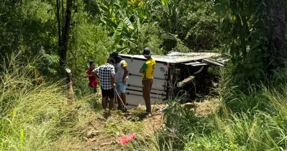 Caminhão tomba e deixa três feridos na BA‑026, em Maracás