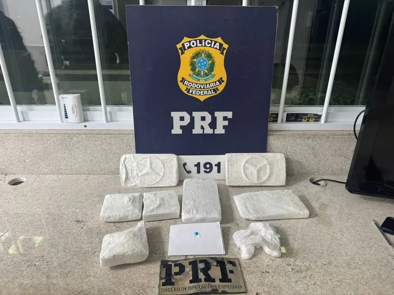 PRF apreende 4,7 kg de cocaína em ônibus na BR-116, em Vitória da Conquista