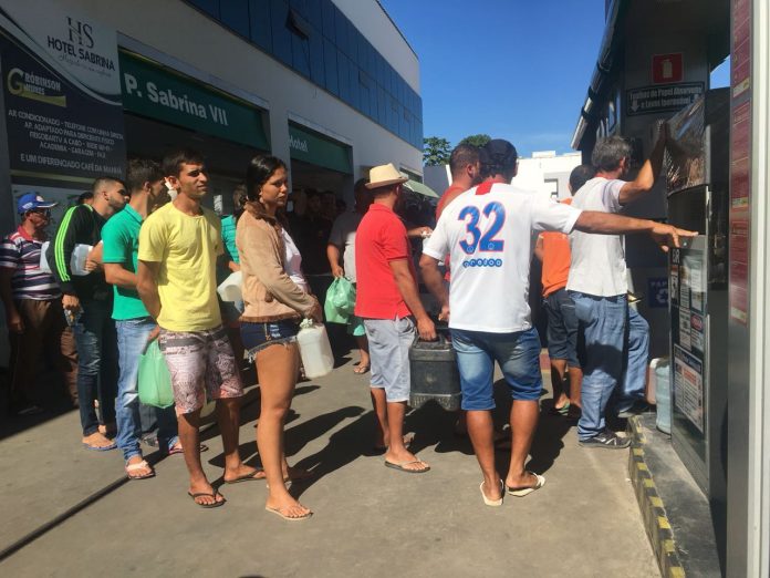 Guanambi: Carreta de combustível chega e fila cresce na Barão do Rio Branco