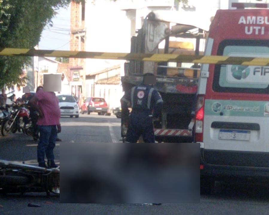 Mulher morre atropelada por caminhão após cair de moto em Guanambi