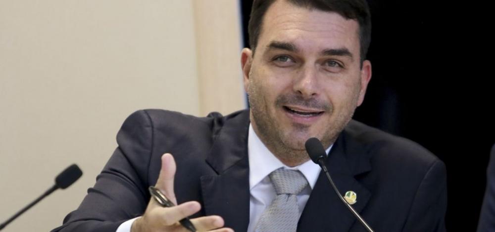 Flávio Bolsonaro dá versões falsas sobre extrato bancário