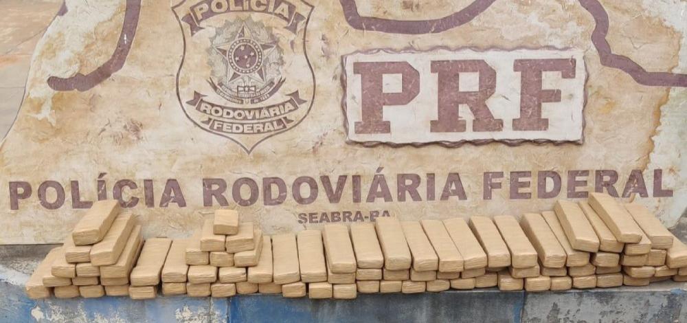 Dupla é presa com 76,7 kg de maconha dentro de carro na Chapada