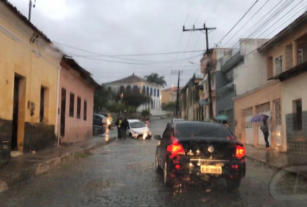 Carro cai em cratera aberta pela chuva no Centro de Caetité 