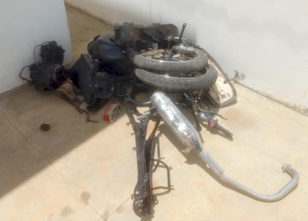 Igaporã: Polícia Militar apreende moto com chassi pinado, completamente desmontada e sem documentação