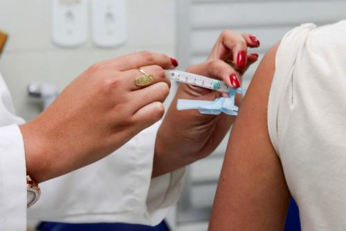 SUS inicia vacinação contra HPV para meninos