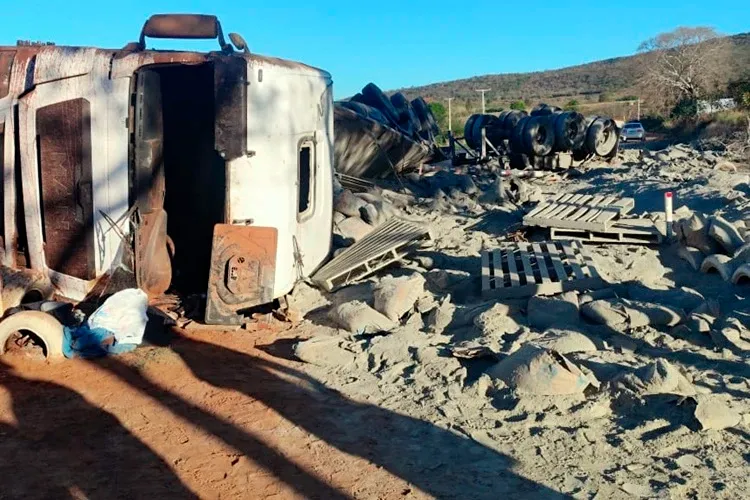 Carreta carregada com cimento tomba e carga é saqueada na BR-030 em Rio do Antônio