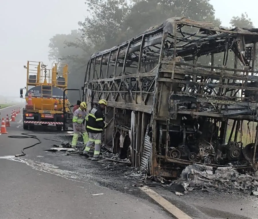 Ônibus que seguia para Guanambi é destruído por incêndio em rodovia de São Paulo