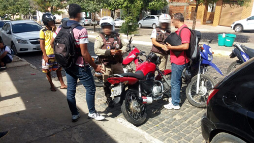 Jovem é flagrado praticando direção perigosa e tem moto apreendida em Caetité