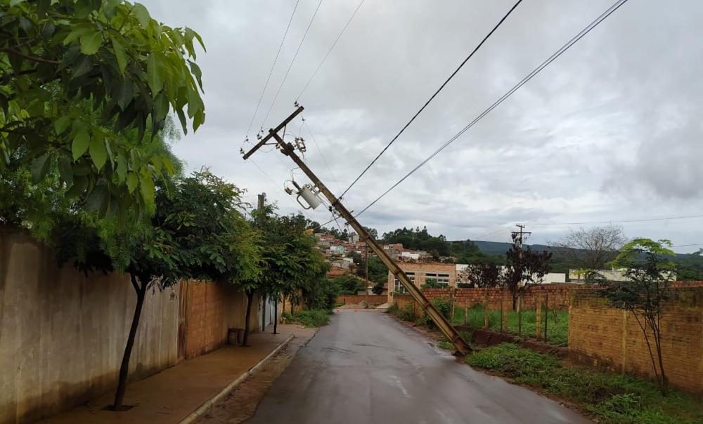 Com as fortes chuvas em Caetité, poste da rede elétrica fica na iminência de cair