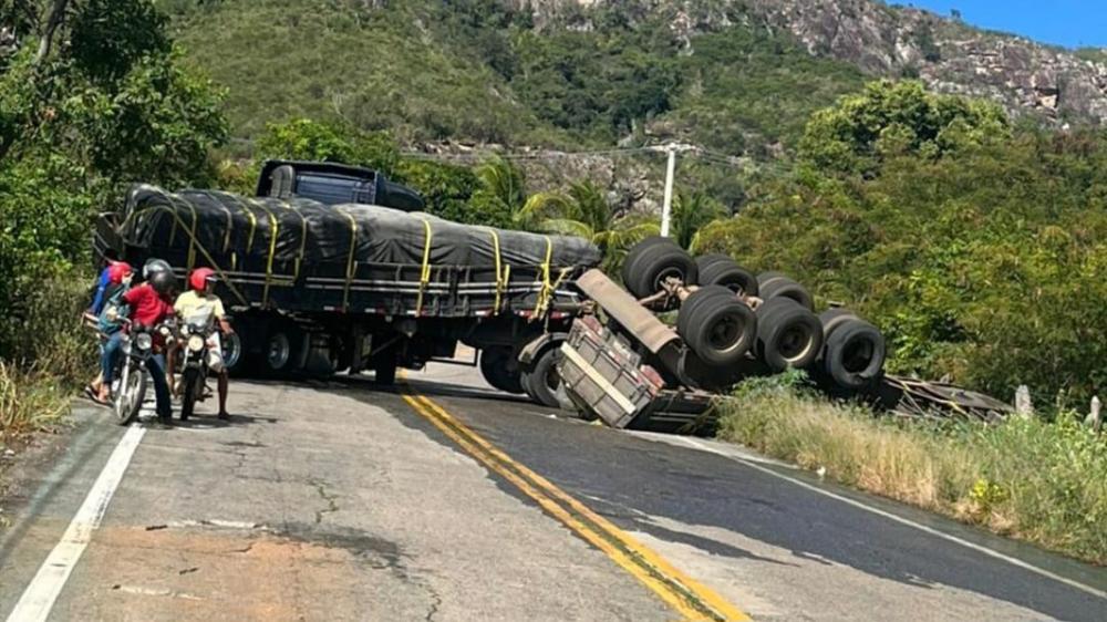 Livramento: Carreta tomba e obstrui totalmente trecho da rodovia BA-148