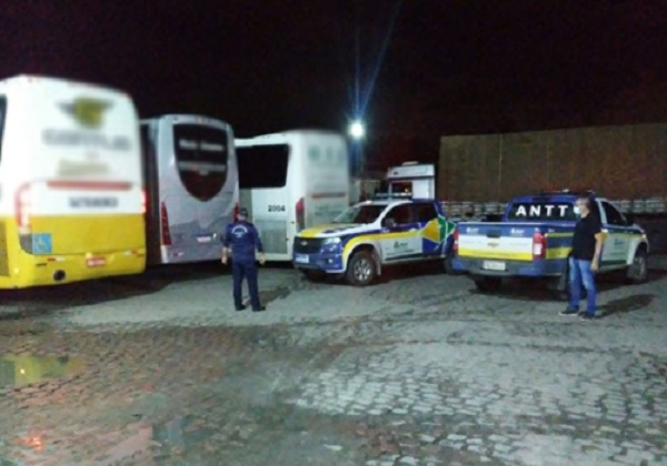 Bahia: ônibus são apreendidos por fazer transporte clandestino no interior do estado