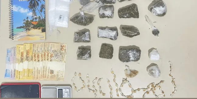 Mulher é presa após deixar filha sozinha e vender drogas em Conquista