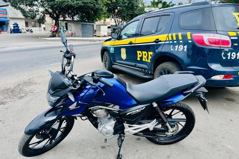 PRF recupera motocicleta clonada durante fiscalização em Cândido Sales