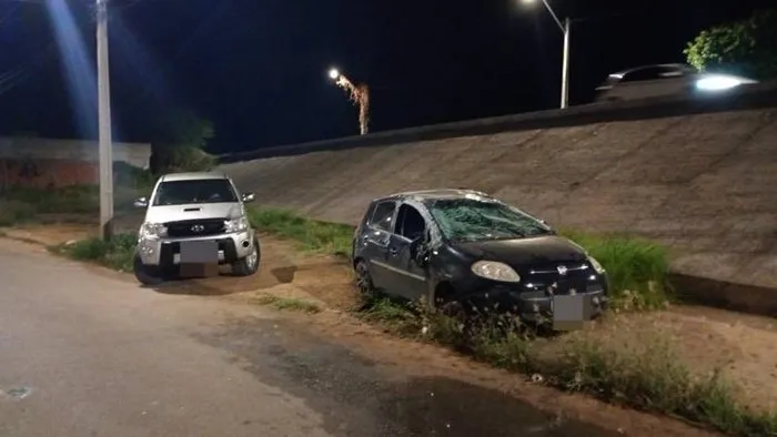 Mulher fica ferida após carro capotar e bater em caminhonete em Guanambi