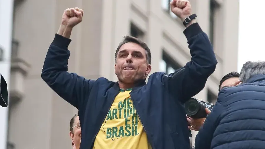 Flávio Bolsonaro faz motocarreata e ato político em Vitória da Conquista nesta quinta