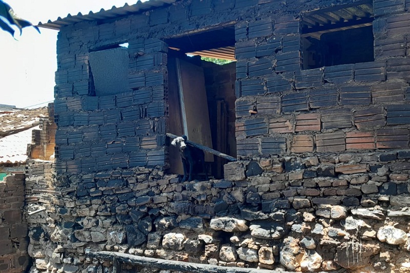 Brumado: Após esquecer panela em fogão à lenha, casa de idoso pega fogo