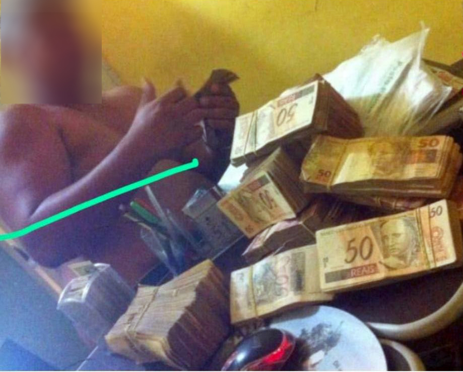 Homem que aparece em foto ao lado de maços de dinheiro nega irregularidades em contratos com a Prefeitura de Guanambi