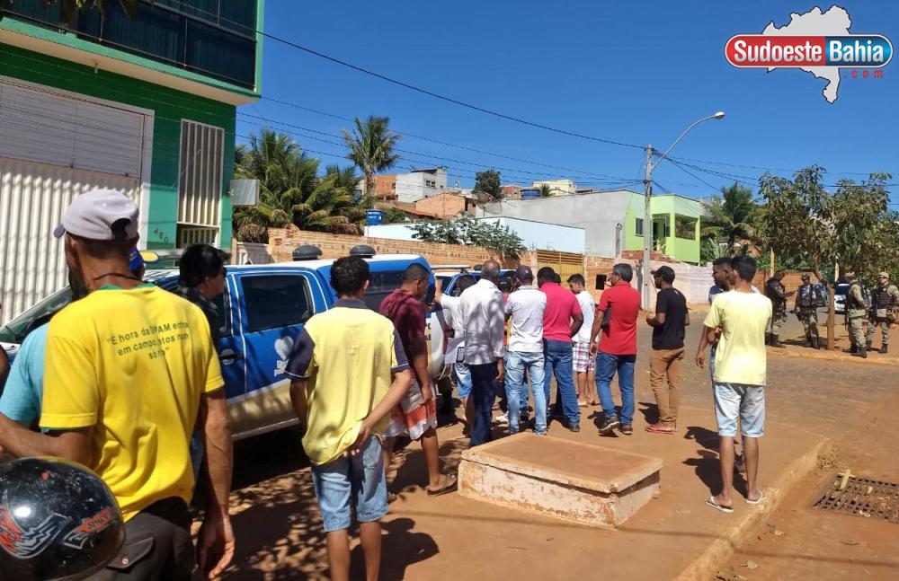 Comissão da Câmara de Vereadores de Caetité e representantes da comissão de desempregados protestam em frente a sede da Bamin 