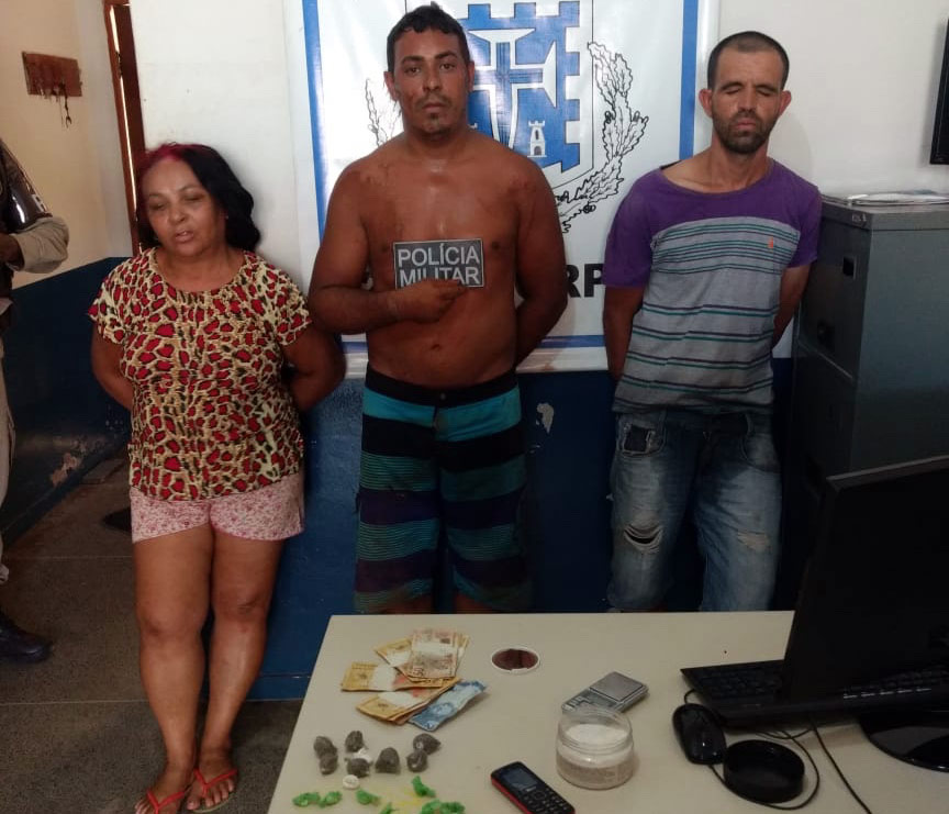 Mãe, filho e outro homem são presos por tráfico de drogas em Riacho de Santana
