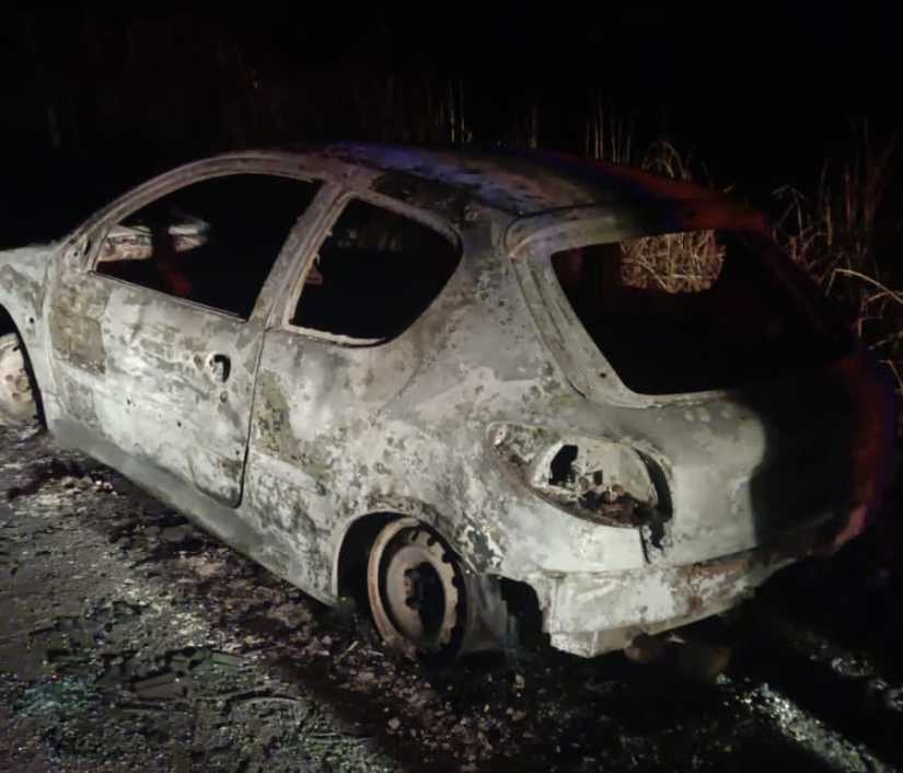 Corpo carbonizado é encontrado dentro de carro próximo ao presídio de Vitória da Conquista
