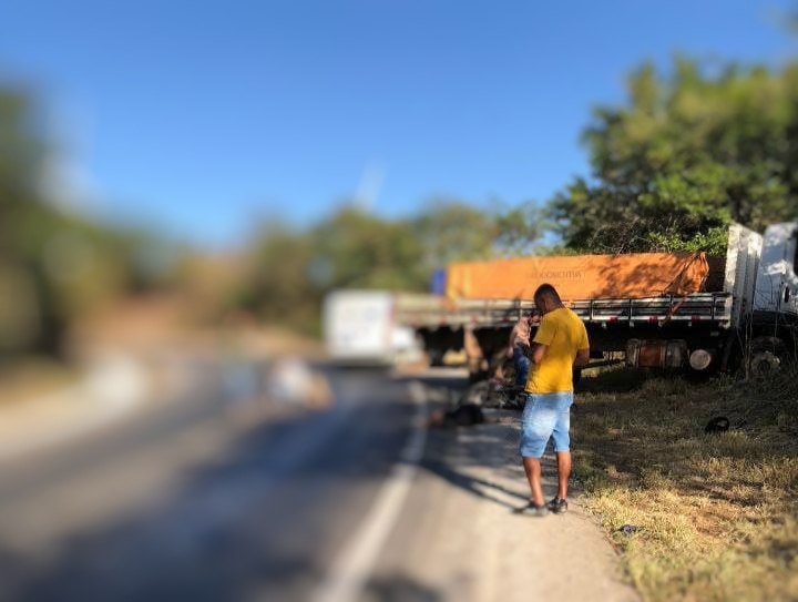 Motociclista de 70 anos morre em colisão com caminhão em Guanambi