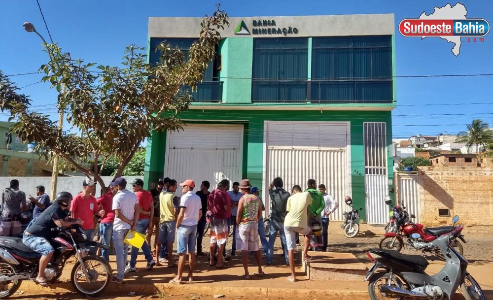 Comissão da Câmara de Vereadores de Caetité e representantes da comissão de desempregados protestam em frente a sede da Bamin 