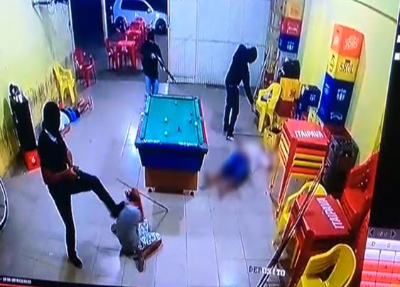 Homem é executado a tiros dentro de bar em Santa Maria da Vitória; veja o vídeo