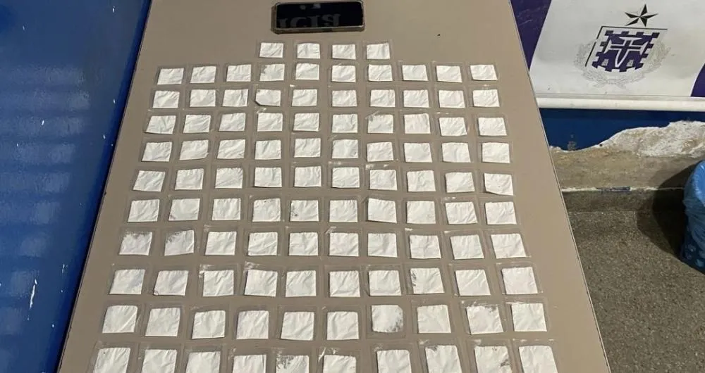 Homem é preso com 144 papelotes de cocaína em Macaúbas
